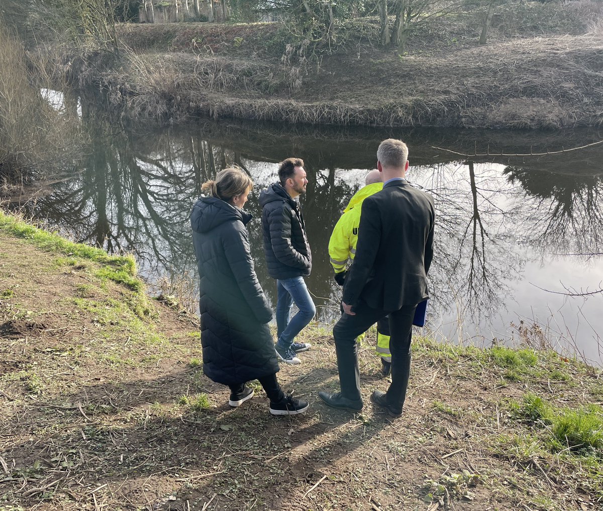 yassnasir's tweet photo. Can't help but think That Emma White looks VERY much like the CCTV Images of Nicola Bulley in this photo #nicholabulley https://t.co/TQn1Zpi9DY