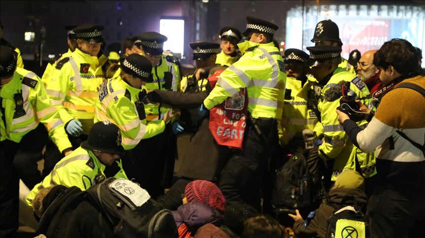 samanth60602681's tweet image. How many Police Officers does it take to arrest one protestor  against  government policy, instead of arresting the politician  who causes the protest in the 1st place.  #StateControl #PublicOrder.