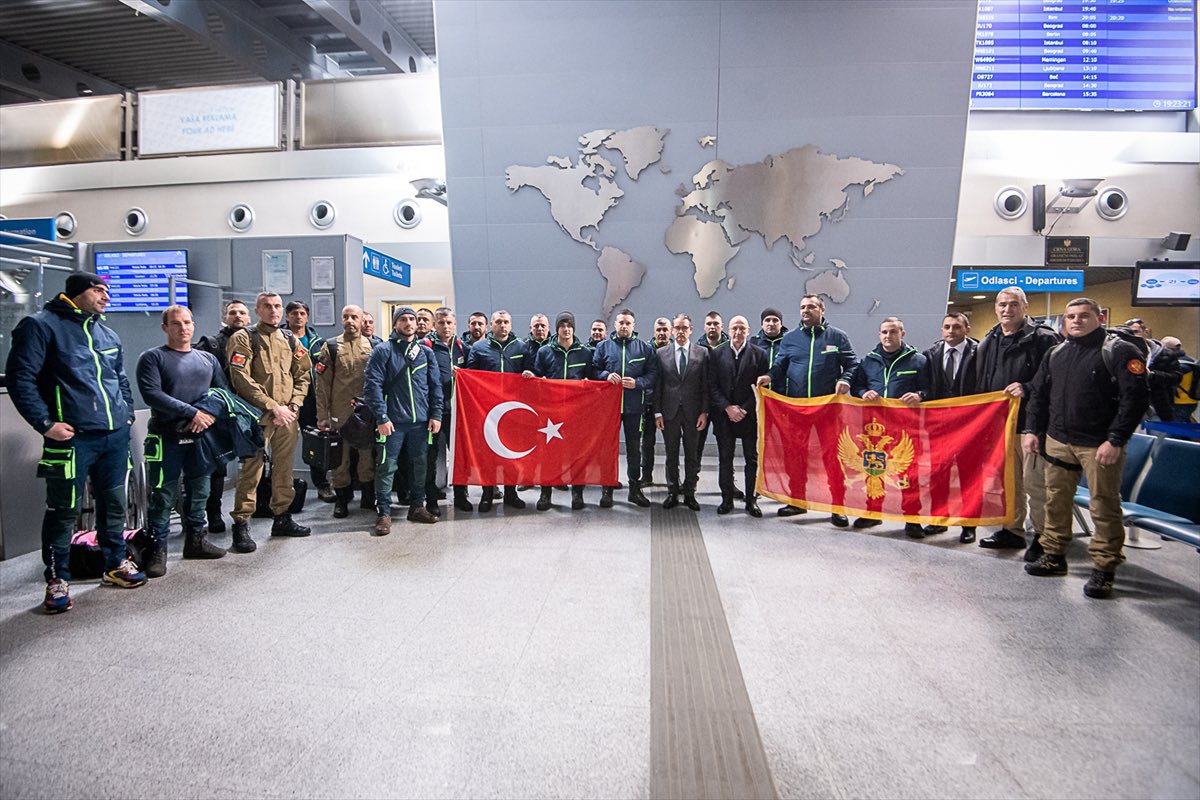 Bosnaklar's tweet photo. #deprem Karadağ’dan gelen kurtarma ekipleri https://t.co/mxmWnAspZT