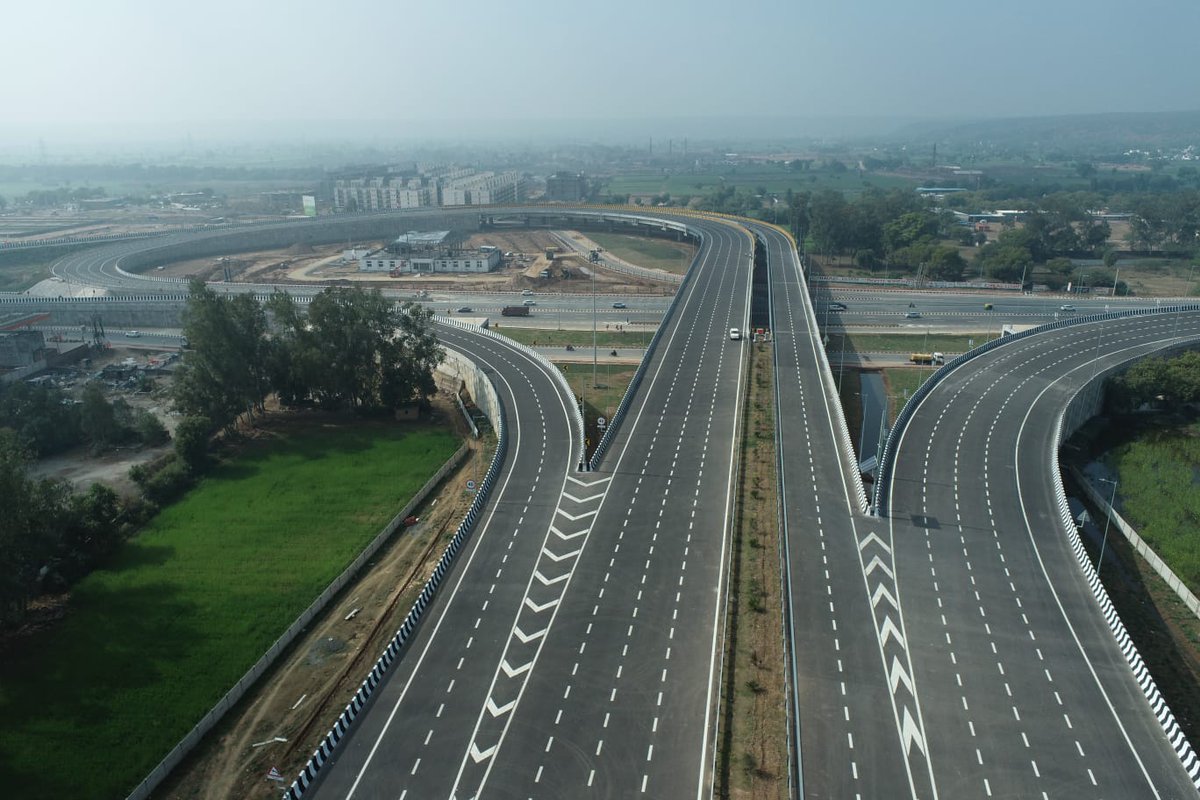 #Delhi_Mumbai_Expressway is India’s longest expressway with a length of 1,386 km. It enhances the connectivity between India’s National Capital Delhi and the Financial Capital Mumbai.

#PragatiKaHighway #GatiShakti
