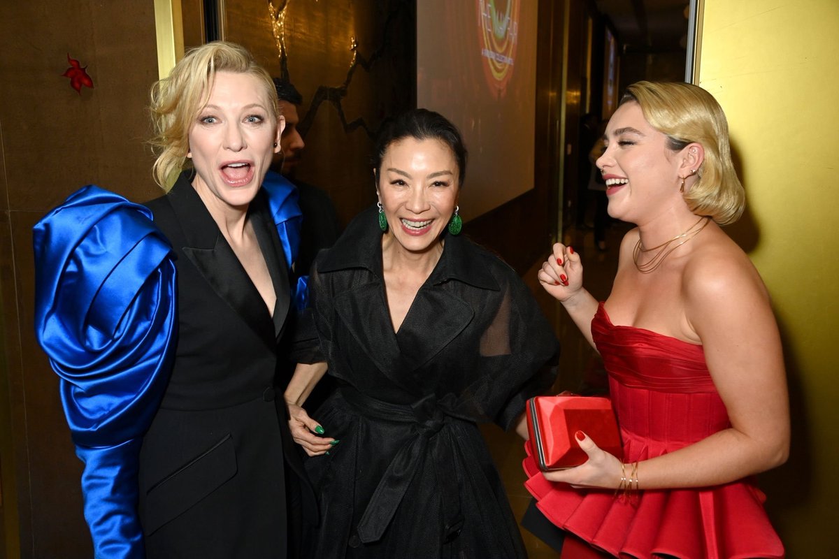hiddlespughsafe's tweet photo. cate blanchett with tom hiddleston and chris hemsworth and with florence pugh and michelle yeoh https://t.co/3CIcTGaVcj
