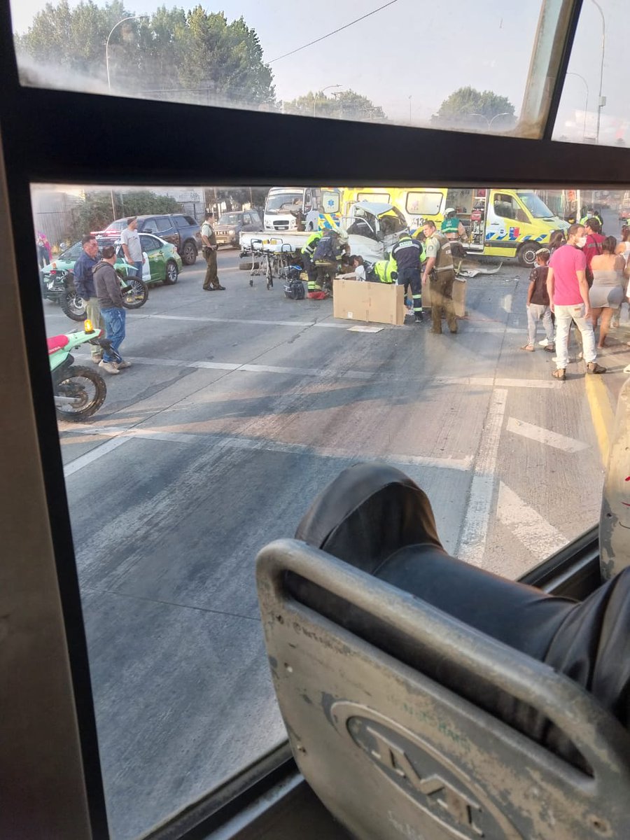 chiocita's tweet photo. Accidente en el puente   #Valdiviacl https://t.co/Lh4zY9mv1j