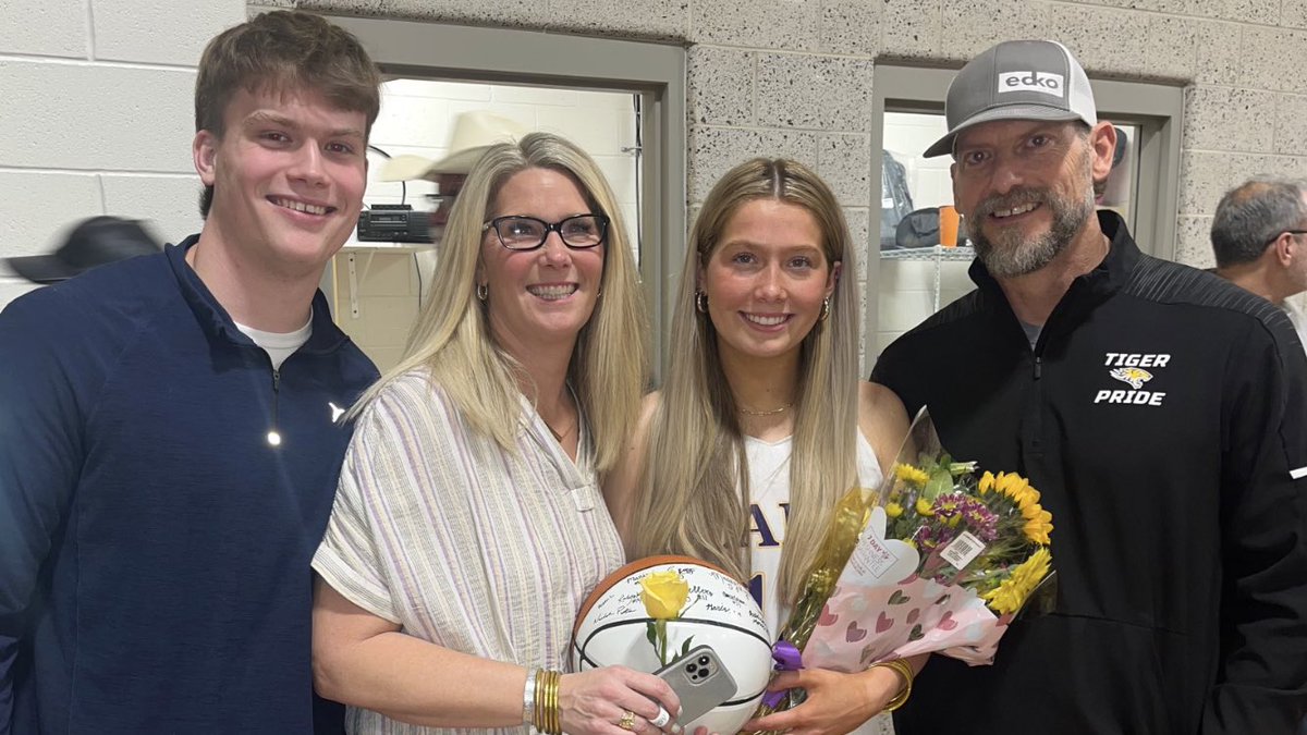 gohose88's tweet photo. Senior Night for the Benton Lady Tigers… The most gritty and Benton tough team there is. I’m so proud of @sellers_tate and her effort and contributions to this program. @BentonLadyTige1 #TigerPride #BentonTough https://t.co/b3rUFqFA8p