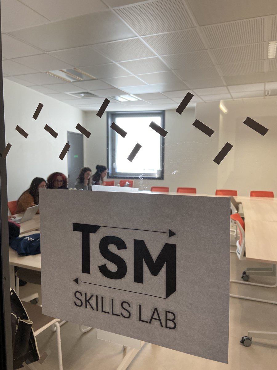 Master_TSM's tweet photo. #TSMSkillsLab Jour 1
9 h 00 : grand départ pour le Skills Lab ! Réception des projets par Léa l’IPM et Héloïse, Clémence Anaïs, Jade et Saona les PM. Ce matin, réception de 6 projets de 5 langues (anglais, espagnol, italien, chinois et allemand). https://t.co/MNtZXvybIv
