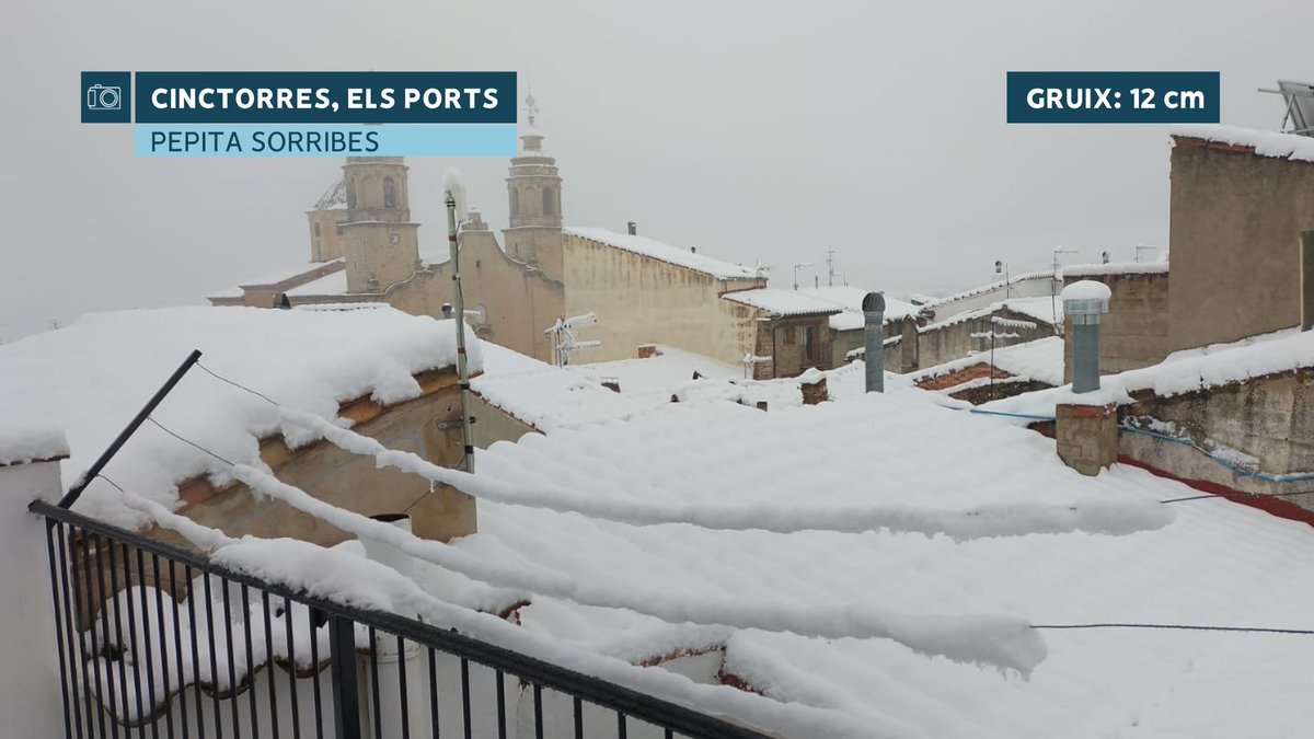 ❄️❄️La neu de les últimes hores ens deixa imatges de les teulades amb gruixos de més de 10 cm en pobles de la comarca dels Ports com Cinctorres.
