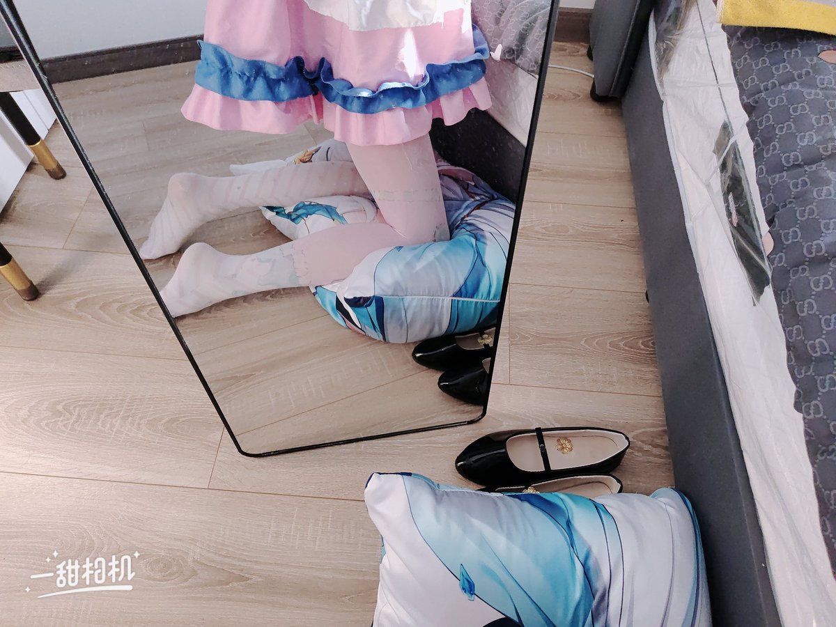 嘟嘟喵喵酱 on Twitter: 诶～无处安放的jiojio怎么办… 搭哪里呢？是哪里哦 白丝足底 萝莉 丝袜足