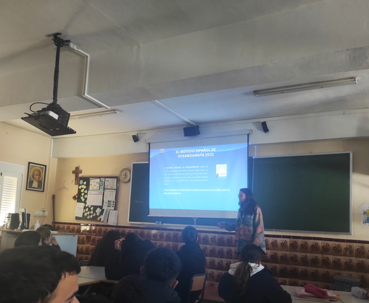 CRUST_IEOCD's tweet photo. El pasado lunes estuvimos en @sallelpuerto  hablando sobre la mujer en ciencias marinas🌊👩🏽‍🔬 por el #11F Día Internacional de la Mujer y la Niña en Ciencia.  Mujeres en #STEM  #TodasHacemosCiencia 📊  @CSICdivulga  @IEO_Cadiz  @IEOoceanografia @Oceanicas_IEO https://t.co/rSaV0MYcKY
