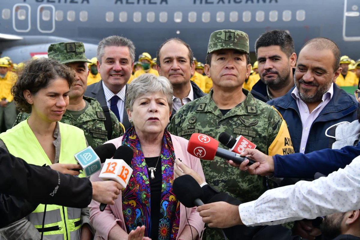 aliciabarcena's tweet photo. Llegaron 150 brigadistas @CONAFOR a #Concepcion recibimos con los Ministros @Maisa_Rojas @ProfMarcoAvila el Gobernador @rdiazworner nuestro cónsul honorario @CCMCespedes @m_ebrard @Minrel_Chile @labeasanchez un honor cumplir con las instrucciones de @lopezobrador_ y @GabrielBoric https://t.co/bumJxHAwwR