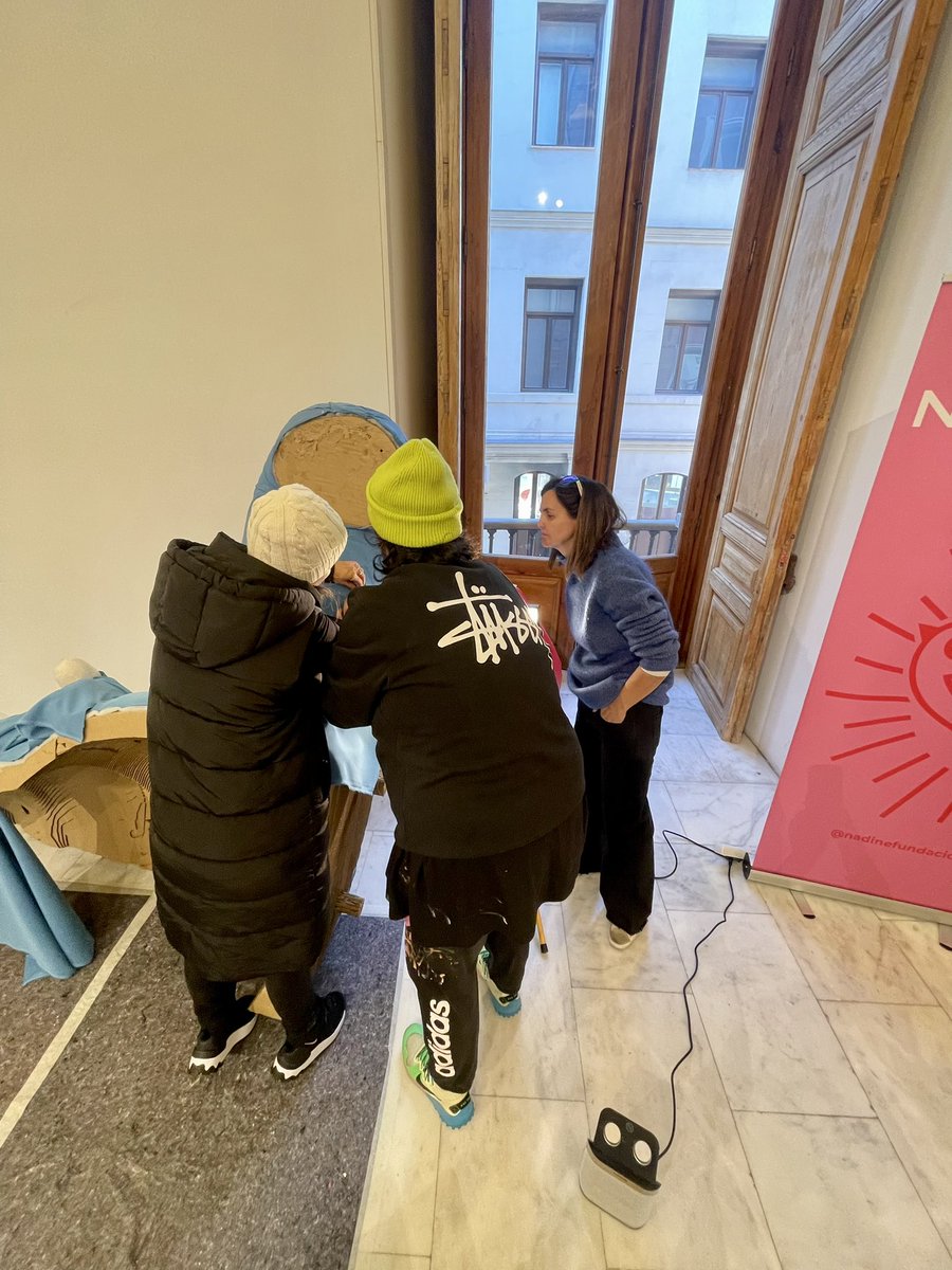 NadineFundacion's tweet photo. ¡Seguimos con el #LABCREATIVO junto a Ela Fidalgo! ❤️ Hoy ha hemos empezado a coser a #LaGordita, obra que va a tener la huella de + de 70 personas en su piel y que podrá verse del 23 al 26 de febrero en la Feria de Arte @UrvanityArt 🧵🪡 https://t.co/YHOPj51Gc6