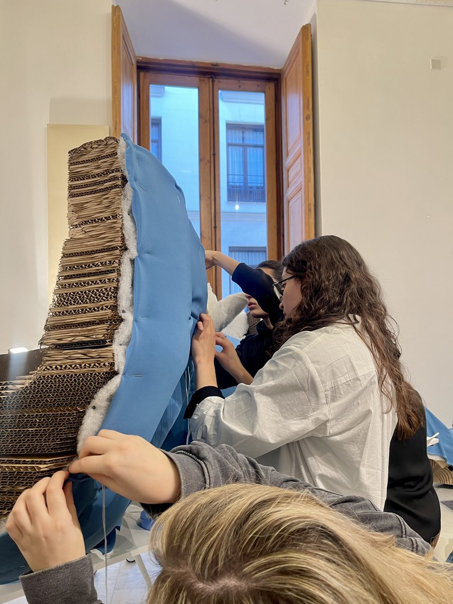 NadineFundacion's tweet photo. ¡Seguimos con el #LABCREATIVO junto a Ela Fidalgo! ❤️ Hoy ha hemos empezado a coser a #LaGordita, obra que va a tener la huella de + de 70 personas en su piel y que podrá verse del 23 al 26 de febrero en la Feria de Arte @UrvanityArt 🧵🪡 https://t.co/YHOPj51Gc6