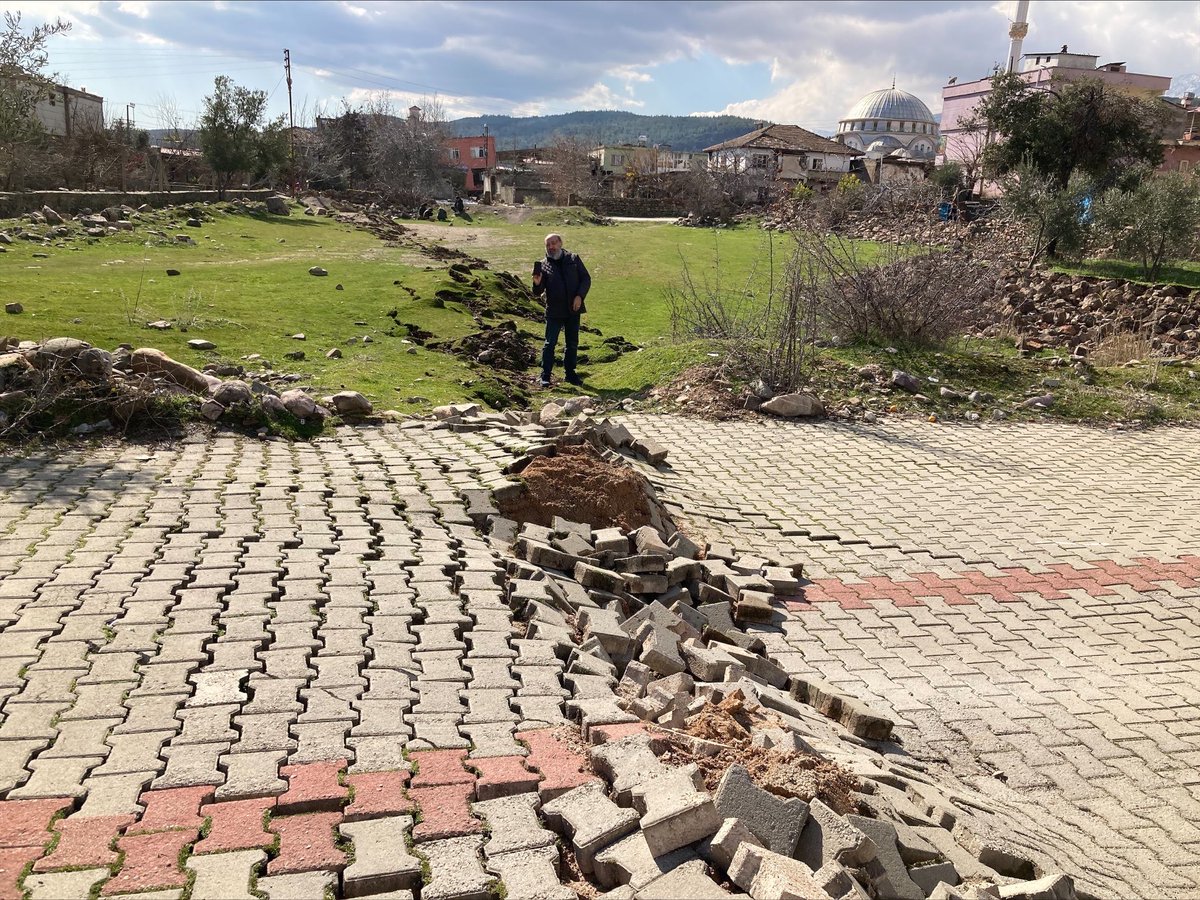 ziyadin's tweet photo. Surface rupture at Hassa, southernmost extent of the rupture observed by @geodesist_a so far #earthquake #Turkey #Turkiye #TurkeyQuake https://t.co/4IEEARa2BQ