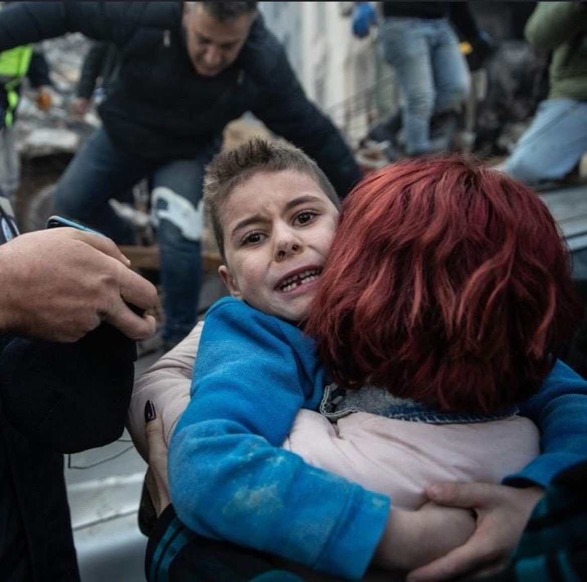 Hatay'da bir binanın enkazından tam 52 saat sonra çıkartılan Yiğit'in annesine kavuşma anı. 🥺
