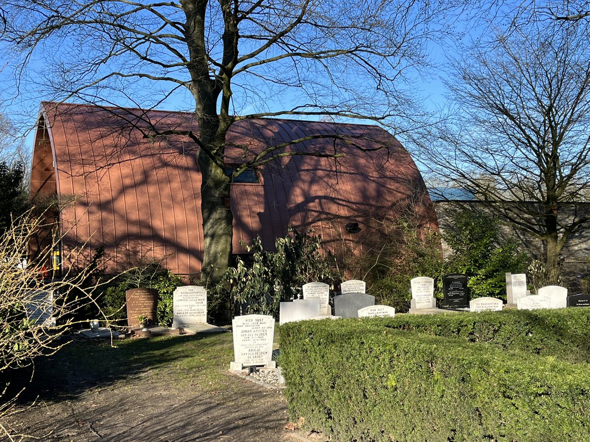 Het nieuwe beheerdersonderkomen op de begraafplaats wordt steeds beter zichtbaar. Maar ook de ontvangstruimte en openbare toiletten zijn straks aanwinst. Binnen wordt de laatste hand gelegd om er over een paar weken te kunnen werken en gasten te ontvangen.