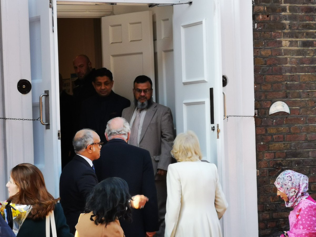 eastlondonlines's tweet image. The King and Queen Consort enter Brick Lane Jamme Masjid #ELLRoyal #BrickLane