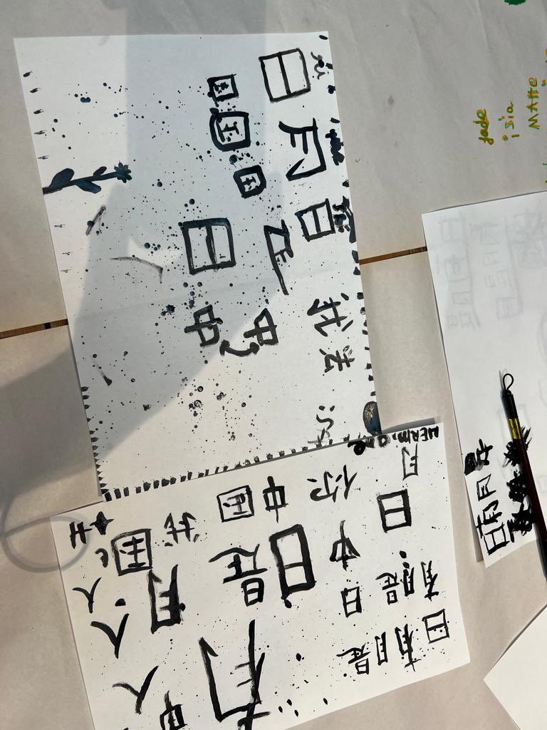 Les kids essayent la calligraphie chinoise ! Cet art ancien leur permet de développer leur patience, leur attention et leur précision. C'est une superbe façon de se connecter à la culture chinoise ! 😎Merci à Taïna pour avoir partagé avec eux, avec nous ses talents ! ☺️👍