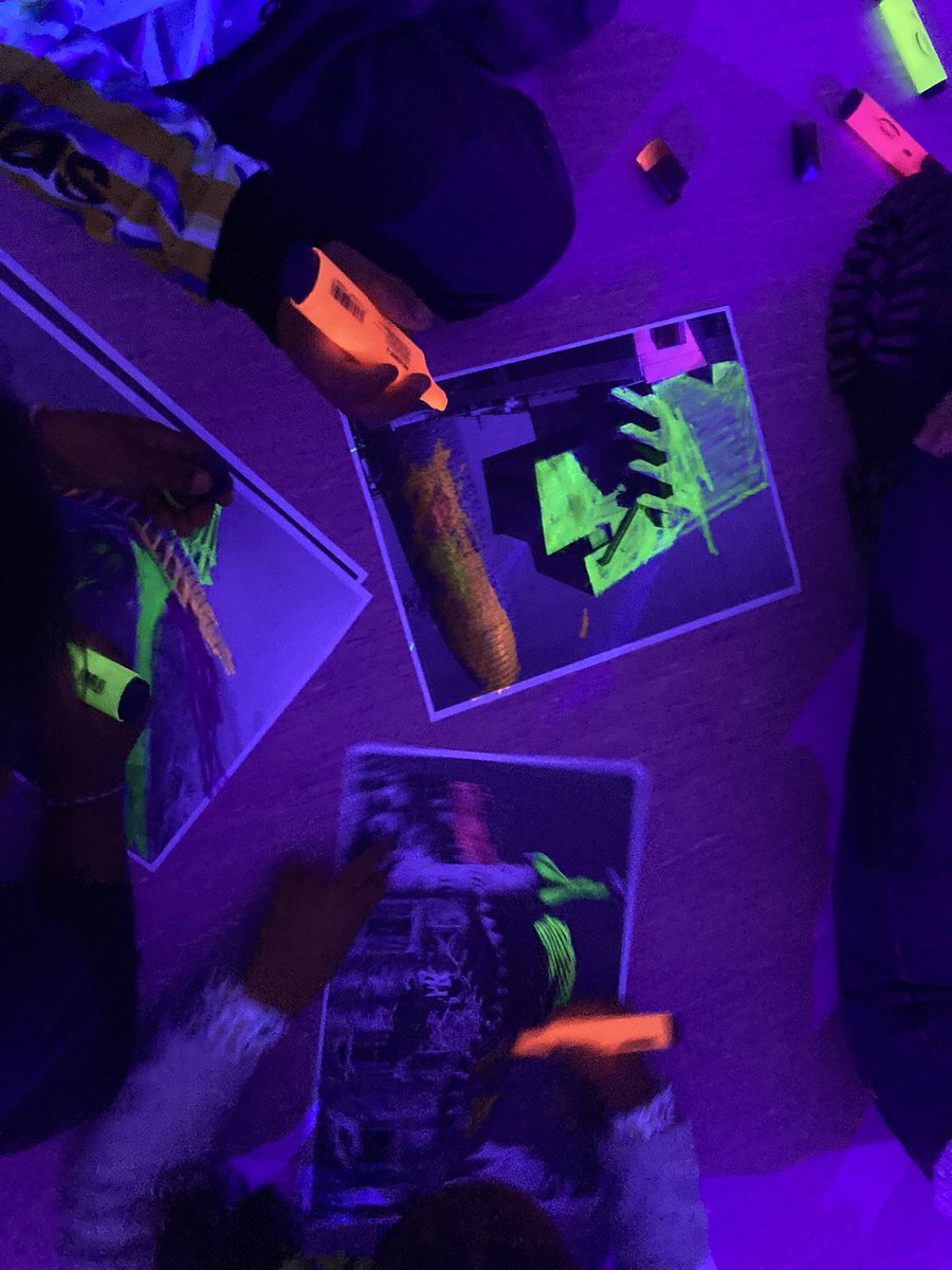 Lleureka's tweet photo. Un matí amb els infants I4 de l’ @escolasantiago. Art Fluor una activitat plena de contrast, inspirada en l’obra de l’artista @vickycasellas! 
Aula del Mar i la pluja sou uns artistes!!!!

#lleureka #llumuv #art #experimentacio #sensorial #lleureeducatiu #propostes #barcelona https://t.co/lWWBYypdFZ