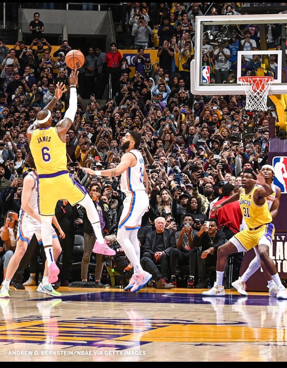 LarkinsIrishpub's tweet photo. @espn @NBA He still waiting for the pass.... https://t.co/GktmQ9ON0Q