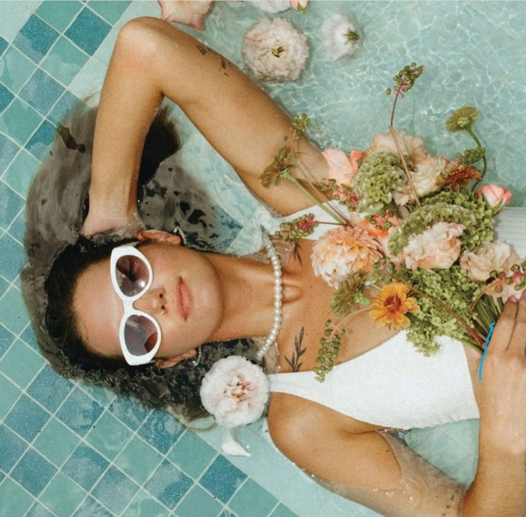 Ready to shine? Head to our FB for some top tips for creative engagement shoots, which will look perfect in your own personalised magazine. 

Beautiful shot by Tess Schilke 
#trywatershoots #engagementshoot #underwater