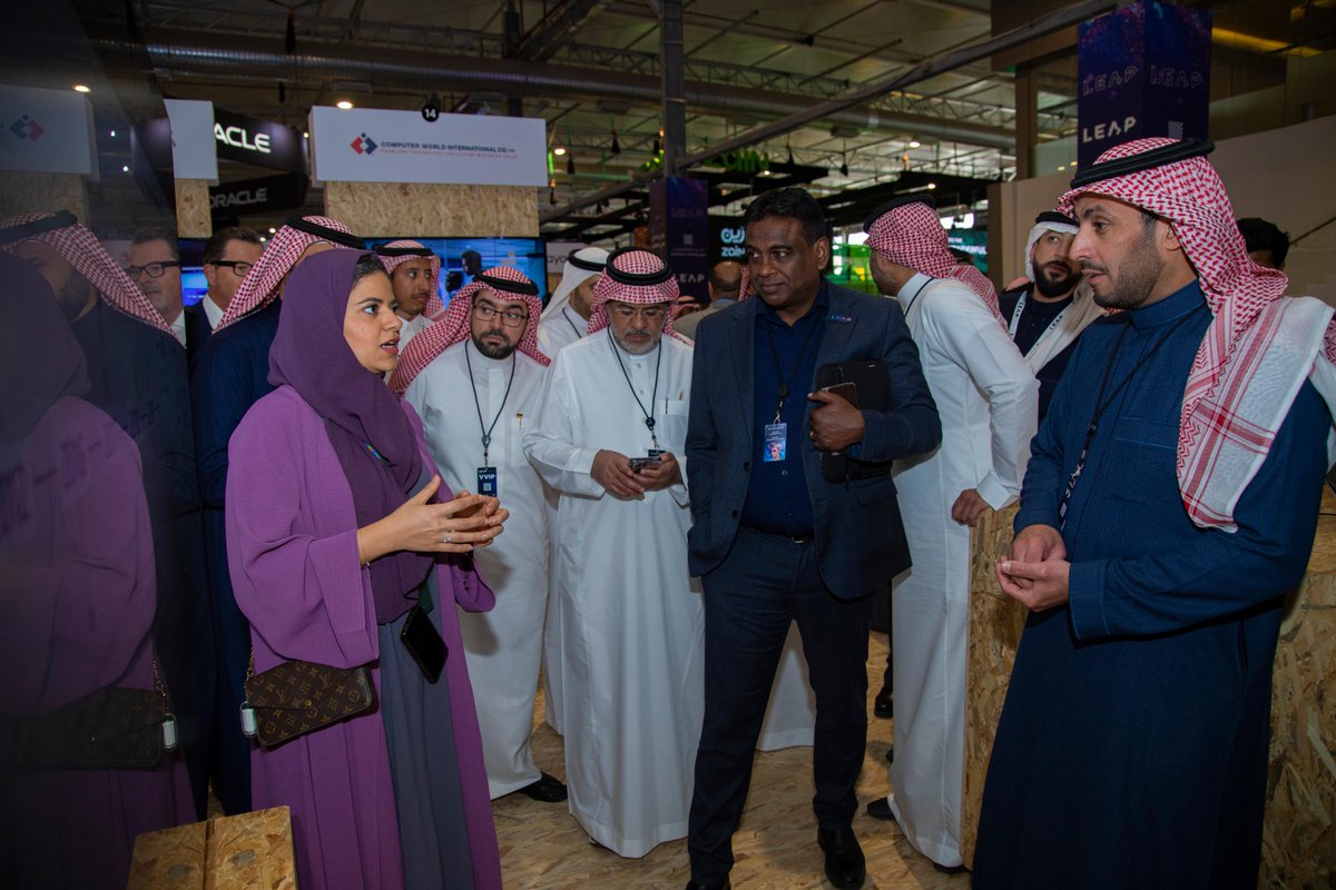 Microsoft_Saudi's tweet photo. يسعدنا زيارة معالي محافظ الاتصالات وتقنية المعلومات الدكتور محمد التميمي لجناحنا خلال ليب لمناقشة أحدث الحلول التقنية

#LEAP https://t.co/jXlqsx0opB