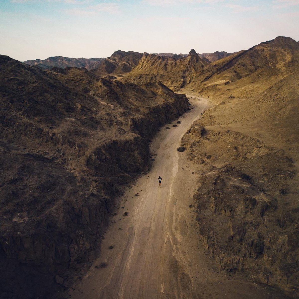 GUARDIAREAL's tweet photo. foto #thetrack #Namibia, de @canalaventure 520 km necesitas llevar tu propia comida y equipo obligatorio... ¡hay premio dinero! 😄 una de las aventuras de correr más extraordinarias! hace la diferencia!
Foto y texto : @shamsfilmmaker
@coinaryltd @navefinance @ganandoando3000 https://t.co/umIJLbbfiB