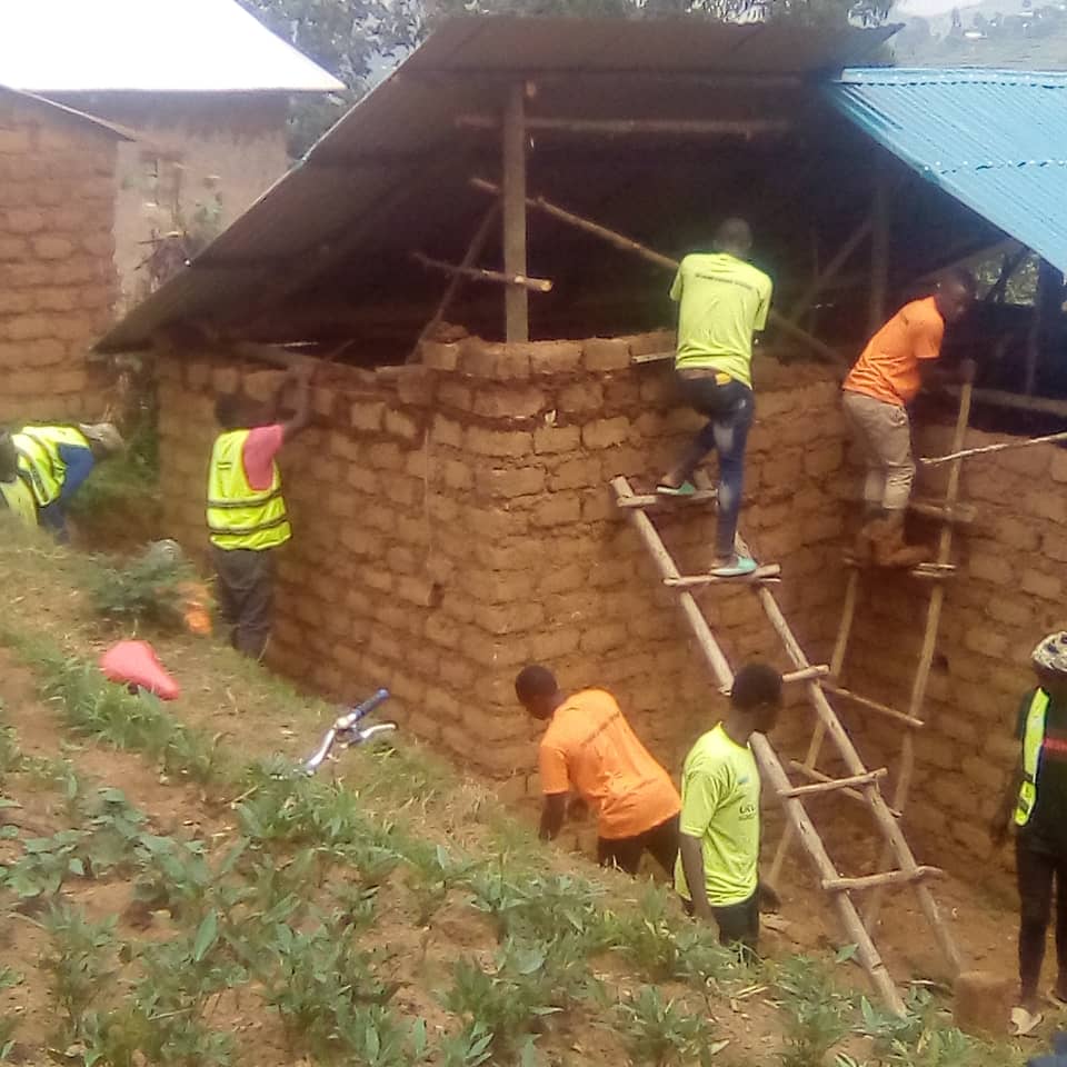 BureraNYC's tweet photo. Mugihe Bamwe murubyiruko Bo murenge wa #Gatebe batundaga amatafari abandi b'Ubakaga inzu y'umuturage witwa
#MUKESHIMANA vestine utuye Mumudugudu wa kiyogera Nanone bakoze  umuhanda Mumudugudu wa kiyogera @BureraDistrict @BureraNYC @UWANYIRIGIRAMC1 @RwandaYouth @KubanaRichard https://t.co/xcc1c4tAGp