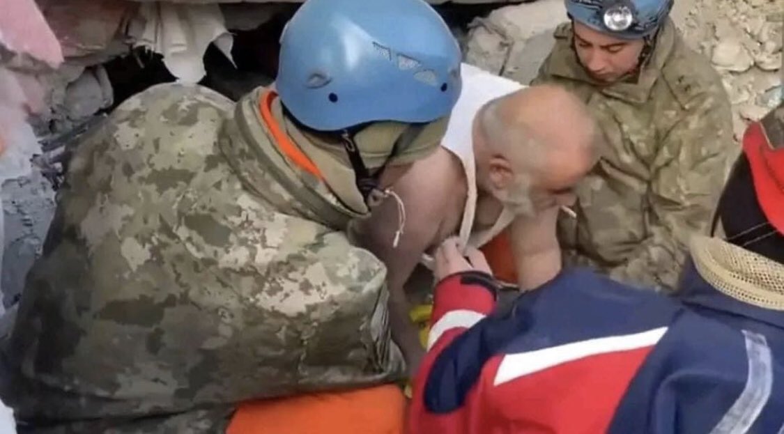 Enkaz altındaki bir depremzede ağzında sigara ile kurtarıldı.