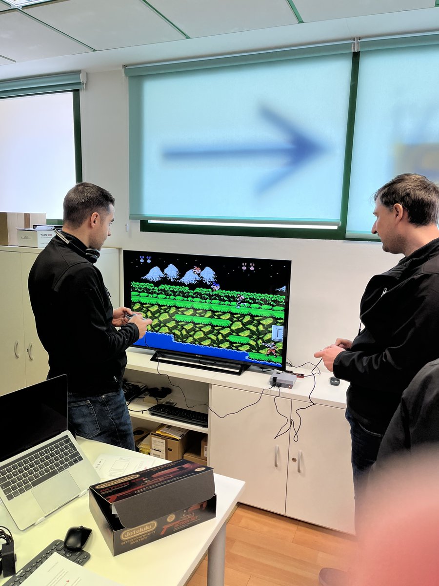 gotelgest's tweet photo. Recibida la consola @jotelulu !!

Ya tenemos entretenimiento y piques en la oficina!!

#Gamer #JugandoEnLaOficina https://t.co/Vt4ge1t7lf