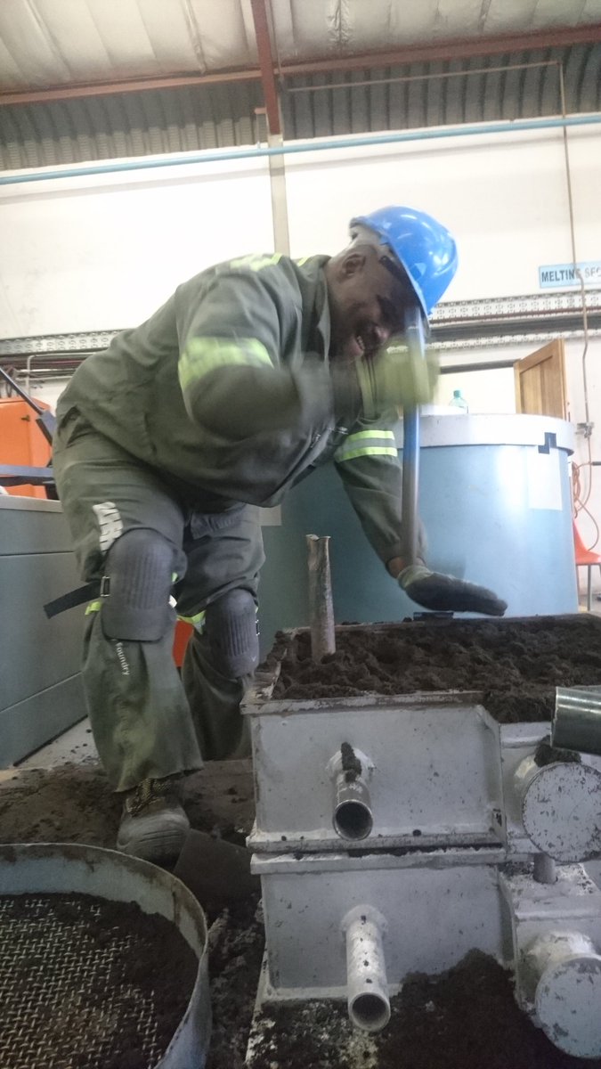 TomRichardsSA's tweet image. Phikolomzi coming to terms with Greensand moulding practices.
#moulder #Trades #trainingcentre #Gautengfoundrytrainingcentre