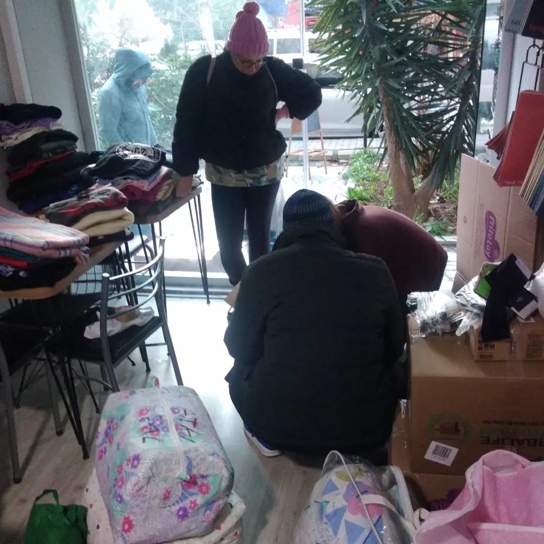 Karşıyaka Dayanışma Evi'nde toplanan yardımların ilk bölümü bugün ihtiyaç sahiplerine ulaştırılmak üzere yola çıkıyor. 

İlerleyen günlerde yapılacak dayanışma faaliyetimiz sürecek. Karşıyaka Dayanışma Evi'nden ulaşabilirsiniz.