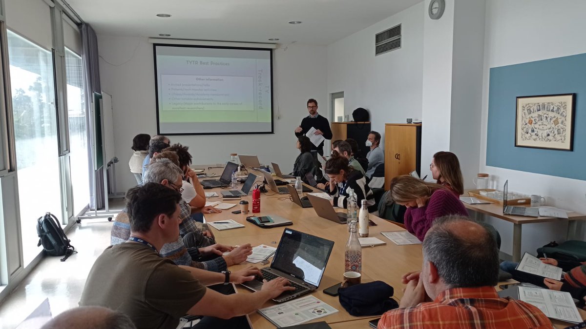 ICMCSIC's tweet photo. #TheERCjourney Support Programme goes on! 

Today we are holding an @ERC_Research StG/CoG/AdG Preparatory Webinar with experts Malte Beringer &amp; Stewe Bekk from @SciencepointE &amp; @BekkResearch 

Great to see >20 researchers eager to learn from their #ERC proposal best practices! https://t.co/Y4UuPy1QSo
