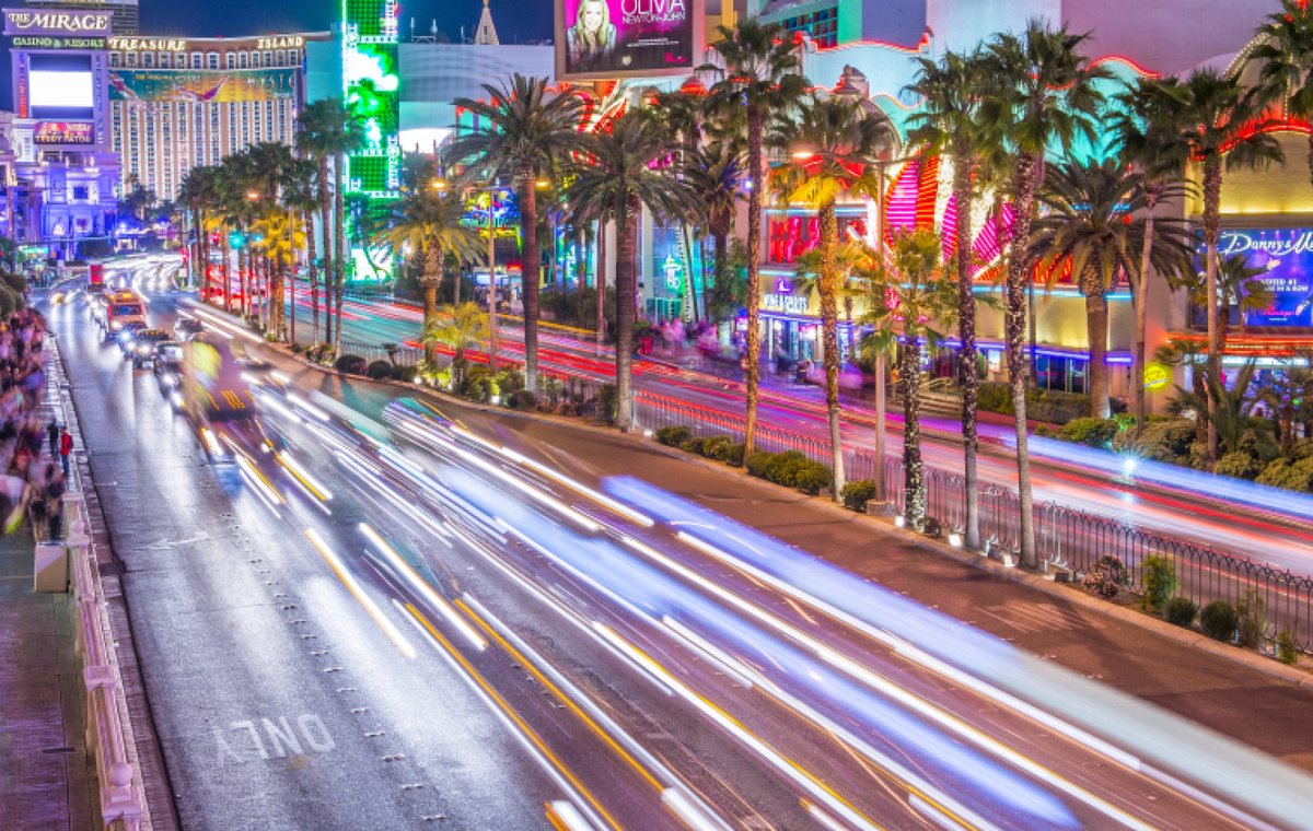 FeelingVegas's tweet photo. Raise your hand if you wish you were on the Strip right now 🖐 #LasVegas #Vegas #LasVegasStrip #VegasStrip #VegasNights https://t.co/BBsdrlRRHD