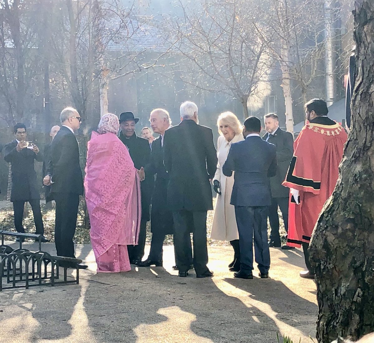 DawnNeesom's tweet photo. When the King pops into your local park 👑😳#KingCharles #Camilla #Whitechapel #BrickLane #AltabAli #TowerHamlets #eastLondon https://t.co/ZwnFXd0SZU