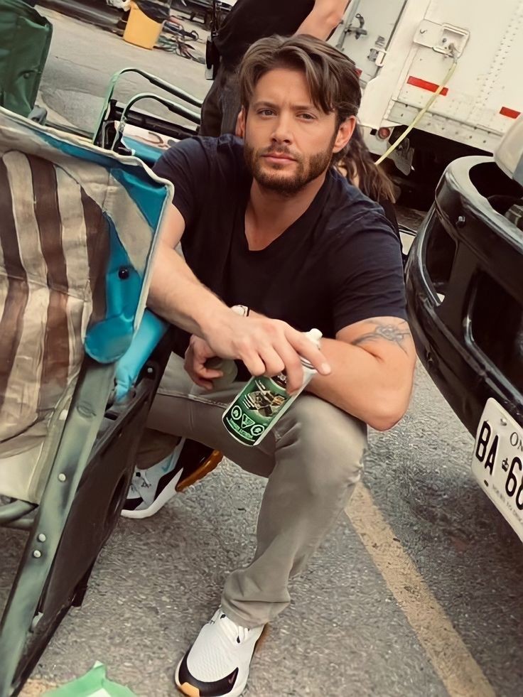 sentimentaloser's tweet photo. @thenorthmens Not Jensen tho ✨ https://t.co/u92BhWEEHS