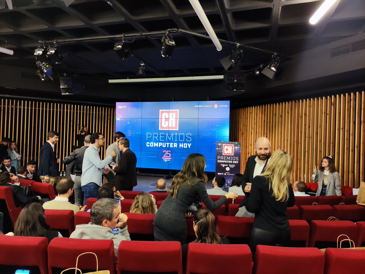 chematopetazo's tweet photo. Ya estamos en los #PremiosCH para ver qué productos/ empresas ganan en esta edición. Muchas ganas de ver a los compañeros de la revista 😃 https://t.co/uYiwIGs6h6