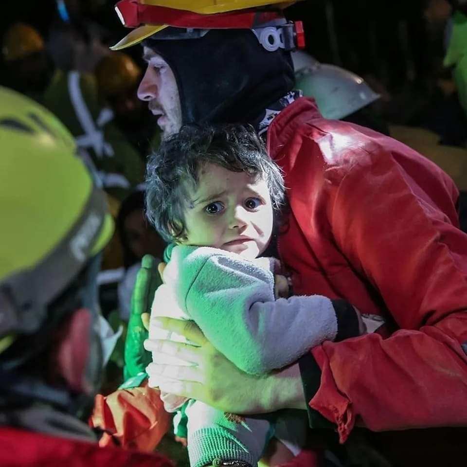 Tüm bekleyişlerimiz, senin umuduna tutunmak istiyor Allah'ım... Biz biliyoruz ki;"Ümitsizliğin ardında nice ümitler var. Karanlığın ardında nice güneşler var..."