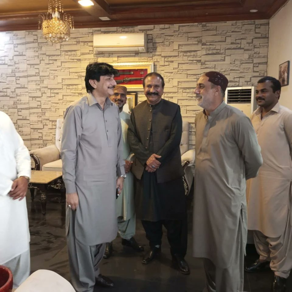 YmSfdr's tweet photo. لاڑکانہ: 2023-02-08

  رہنما پاکستان پیپلز پارٹی لاڑکانہ چیف سردار صفدر علی خان مٹہانی صاحب سے
پی پی پی بلوچستان کے رہنما سردار فیصل خان جمالی صاحب کے مٹہانی ہاؤس میں ملاقات کی۔

منجانب: ٹیم میڈیا سیل مٹہانی ہائوس لاڑکانہ 
راجہ عبدالحق دایہ https://t.co/9BmllcbbV9