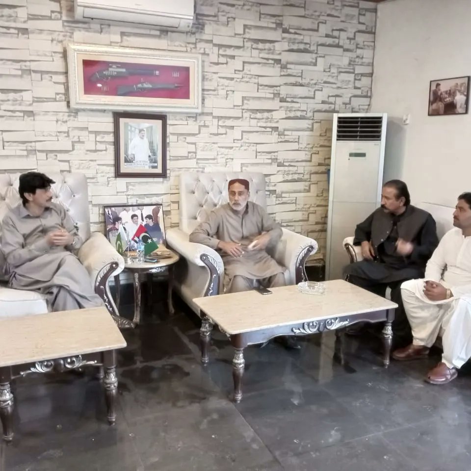 YmSfdr's tweet photo. لاڑکانہ: 2023-02-08

  رہنما پاکستان پیپلز پارٹی لاڑکانہ چیف سردار صفدر علی خان مٹہانی صاحب سے
پی پی پی بلوچستان کے رہنما سردار فیصل خان جمالی صاحب کے مٹہانی ہاؤس میں ملاقات کی۔

منجانب: ٹیم میڈیا سیل مٹہانی ہائوس لاڑکانہ 
راجہ عبدالحق دایہ https://t.co/9BmllcbbV9