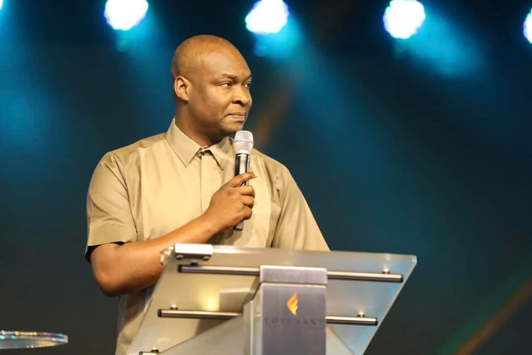 Deborahmoses_s's tweet image. Ajs sometimes be like, I know your Pastors are good teachers and you are a church of the word, so I won&apos;t take   your time talking intensively on this, but for better understanding of today&apos;s teaching, let me briefly talk on it.

Hours later, we are still on briefing. 
I love him