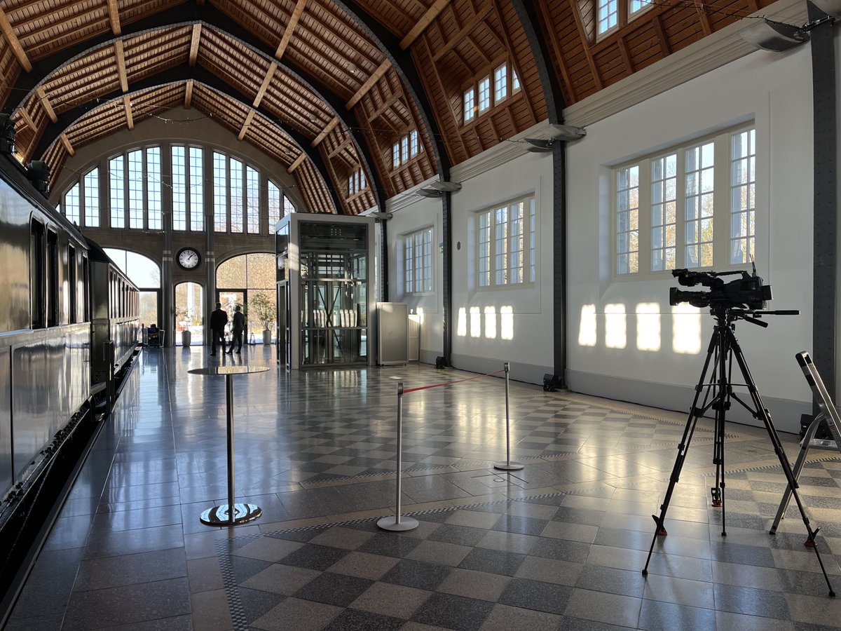 pneumannberlin's tweet photo. Vor der Pressekonferenz zum 5. Deutsch-Polnischen Bahngipfel im Kaiserbahnhof #Potsdam. Bestätigt wird, dass es ab Juni 2023 täglich sechs Zugpaare #Berlin - ⁦@warszawa⁩ gibt. Für #Berlin- @krakow_pl⁩ - #Przemyśl wird ein zweites tägliches Zugpaar angestrebt. #PKP #DB https://t.co/r3KGnZb4UL