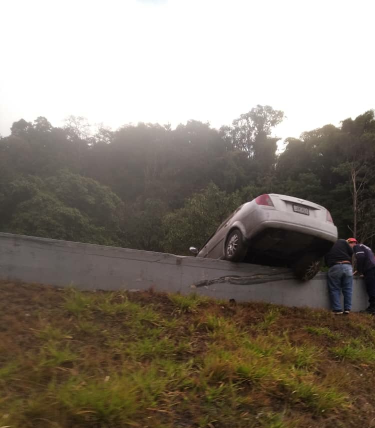 FMCENTER's tweet photo. Cota Mil - Continúa el fuerte retraso en ambas direcciones, por colisión múltiple a la altura de La Castellana.
Los vehículos son desviados hacia la Av. José Antonio Istúriz. 08:14a.m #TrafficCenter

📷 Cortesía https://t.co/DYcPkUKhyE