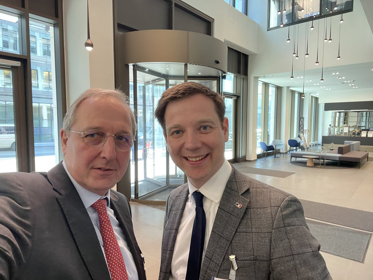 Jost_de_Jager's tweet photo. Mit dem schleswig-holsteinischen Staatssekretär für Verkehr, Tobias von der Heide, auf einer Hafen-Veranstaltung in Hamburg. Stichworte: Resilienz und Energieversorgung. #SchleswigHolstein #CDUCSU https://t.co/gpgybx0dSG