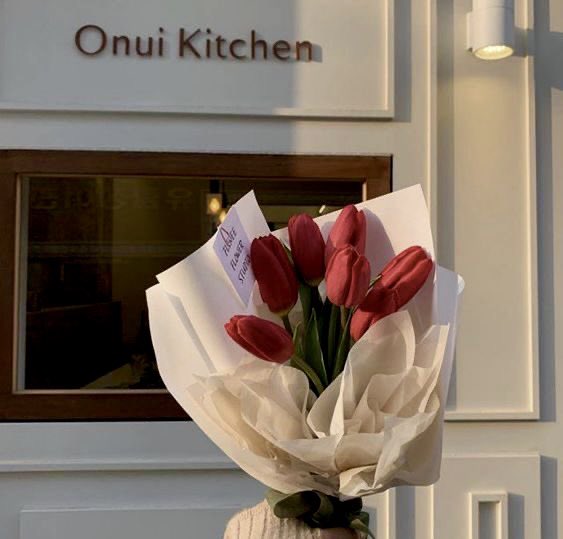 itmydefinition's tweet image. ทิวลิปแดง (น.)
ดอกไม้แห่งความรักที่จริงจัง เป็นความลุ่มหลงหรือแพสชั่นอันแรงกล้าในคนคนนั้นถึงคนที่เขารักนั่นเอง เหมือนต้องการบอกว่าความรู้สึกของเขาคือเรื่องจริง อีกความหมายคือ “ผมจะให้เกียรติคุณและรักคุณอย่างซื่อสัตย์”