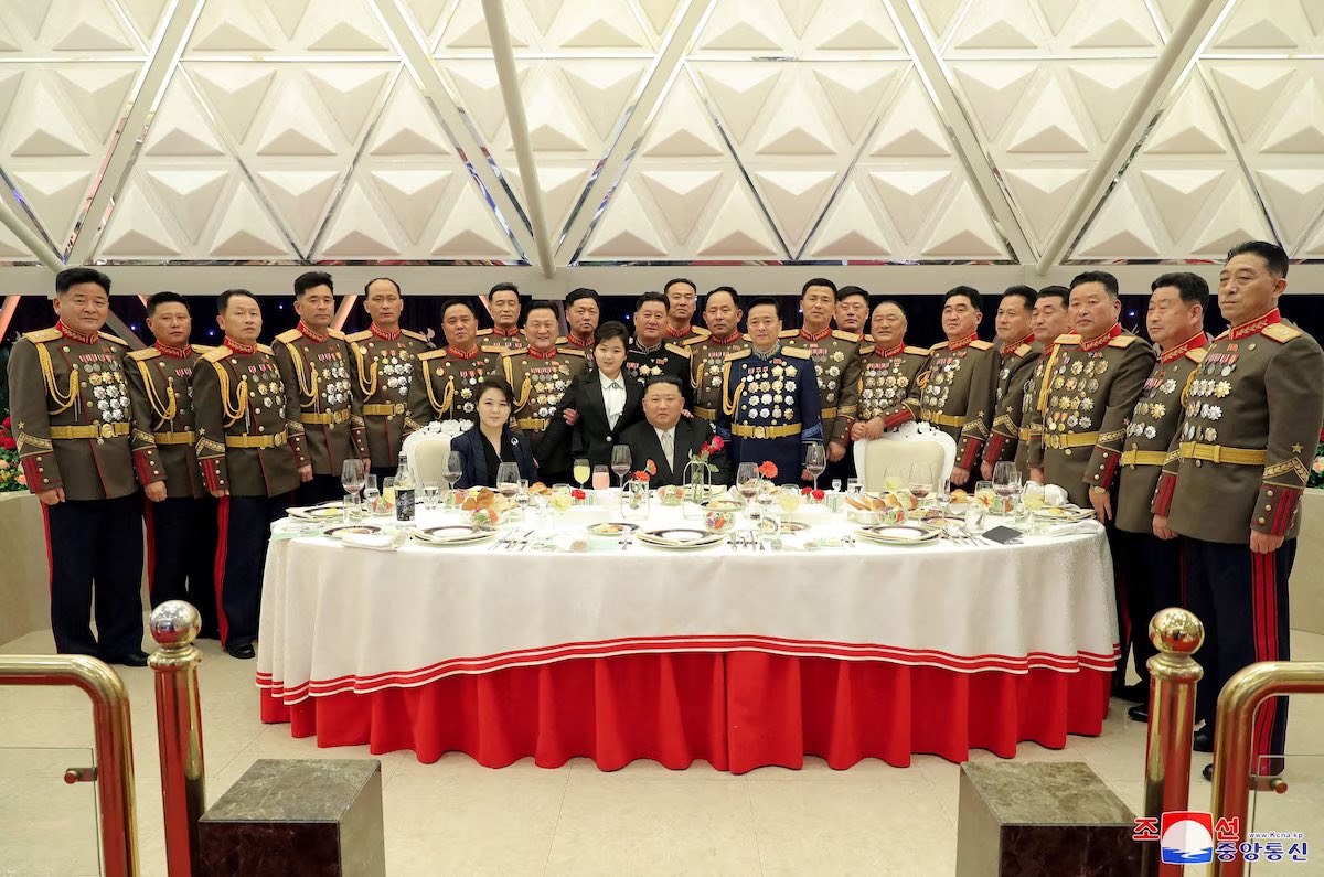 mrbrown's tweet photo. Kim Jong-un and family taking a photo with North Korea’s most popular and most decorated boy group, Super Senior. https://t.co/lsqHcPY7WQ