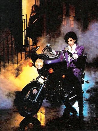 RadiosUFSM's tweet photo. VOCÊ CONHECE O PRINCE? 🕺🏿

👉 Ele é a atração da nova temporada do Projeto Discografia, que vai ao ar toda quinta às 14h na UniFM 107.9, apresentado pelo jornalista Ricardo Bonfanti. https://t.co/4k4jEfFC2i