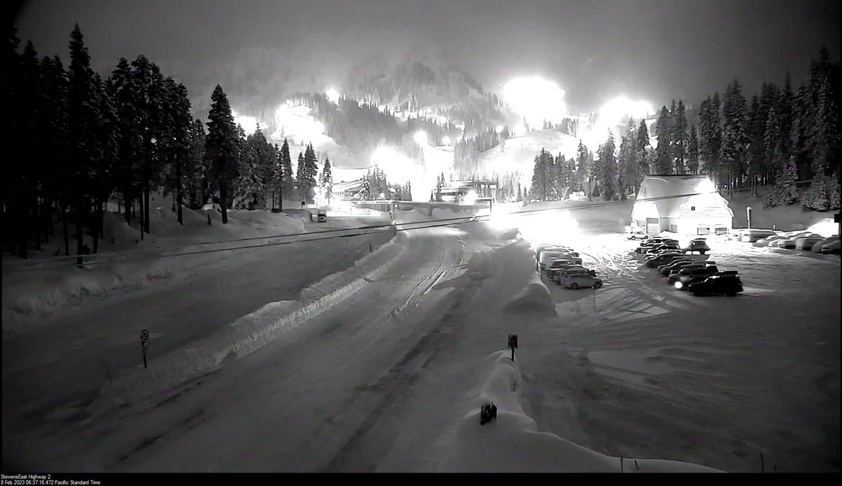 Good morning. A lovely early-morning vista on US 2 Stevens Pass, where <a href="/WSDOT_East/">WSDOT East</a> has finished avalanche control and the highway is open. Plenty of snow on the passes this morning so please be prepared in cautious and let's have a safe Wednesday.