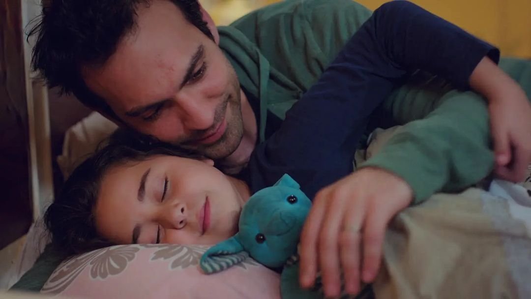 MiHija_Kizim's tweet photo. "Ben de seni babacığım" 👨‍👧💚 (Capítulo 33) 
#ÖyküGöktürk #BerenGökyıldız #DemirGöktürk #BuğraGülsoy #Kızım #MiHija https://t.co/4HtbBngNVc
