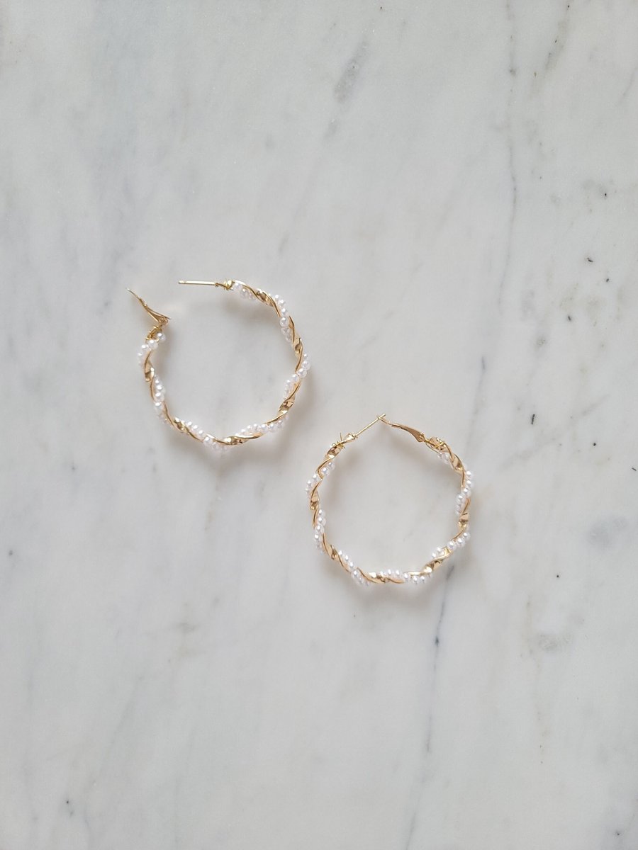 TimelessLook_'s tweet image. Aster Spiral Hoops are hoop earrings with a twist.

#2023 #hoopearrings #charmearrings #versatilejewelry #delicateearrings #earringstyle #earringstack #everydaystyle #cuffitchallenge #smallbusiness #jewelrybusiness #supportsmallbusiness  #tiktokmademedoit  #luxewedding #holidayou