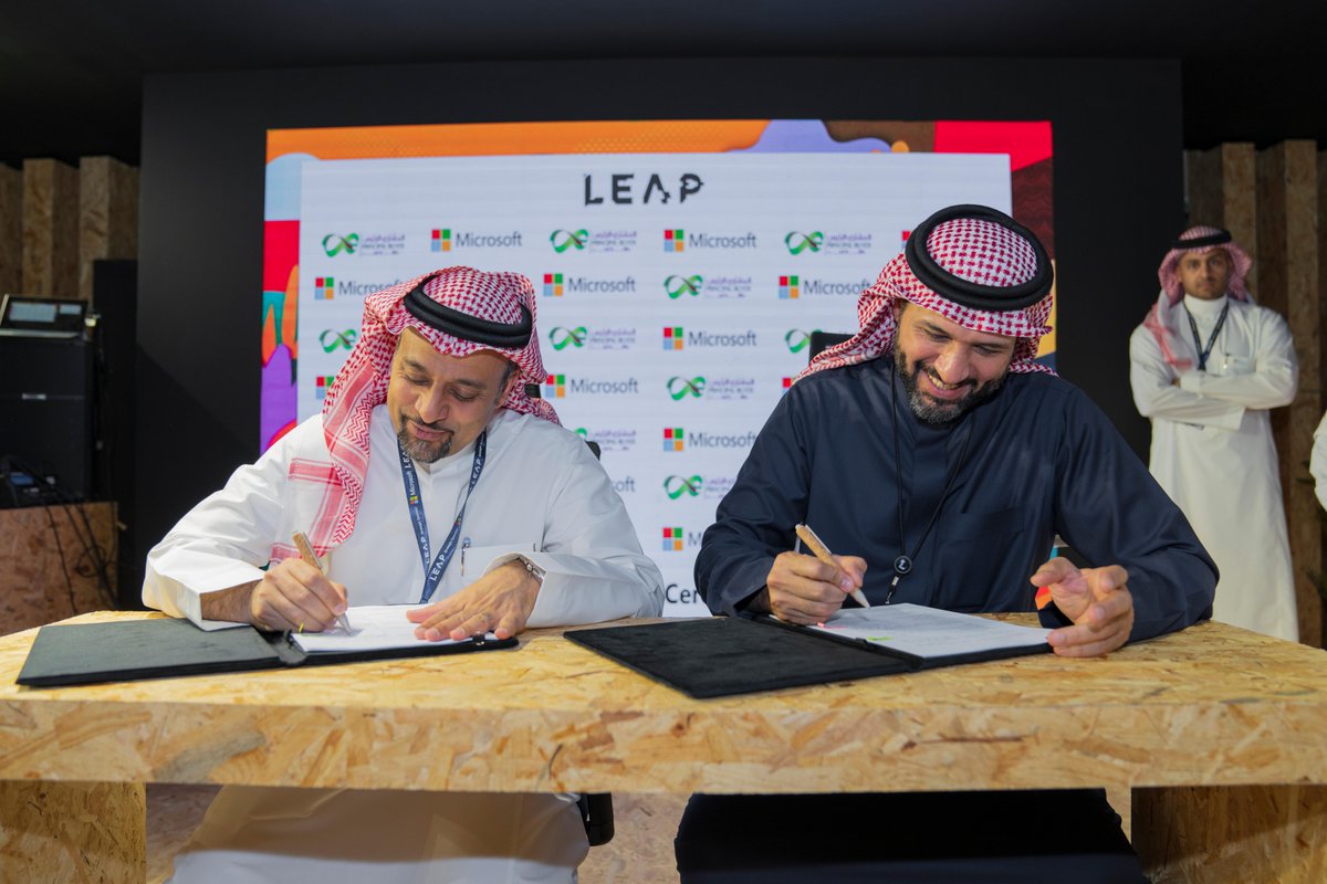 Microsoft_Saudi's tweet photo. مايكروسوفت ،ممثلة برئيسها التنفيذي م.ثامر الحربي،والشركة السعودية لشراء الطاقة #المشتري_الرئيس ،ممثلة برئيسها التنفيذي م.مازن البهكلي،توقعان مذكرة تفاهم لاستكشاف سُبل التعاون الاستراتيجي والتقني في مجال تحليل البيانات،وتجربة العميل،والتوريد،ورفع وتطوير المهارات والكفاءات. https://t.co/ICJRXAq7dV