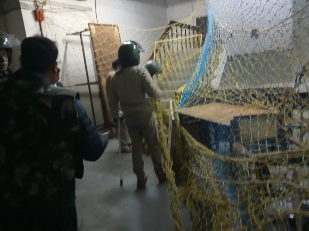 गाजियाबाद कोर्ट परिसर में घुसा तेंदुआ, 06 लोगों पर किया हमला।
। अफरा तफरी मची। पकड़ने के लिए मेरठ से आई टीम।