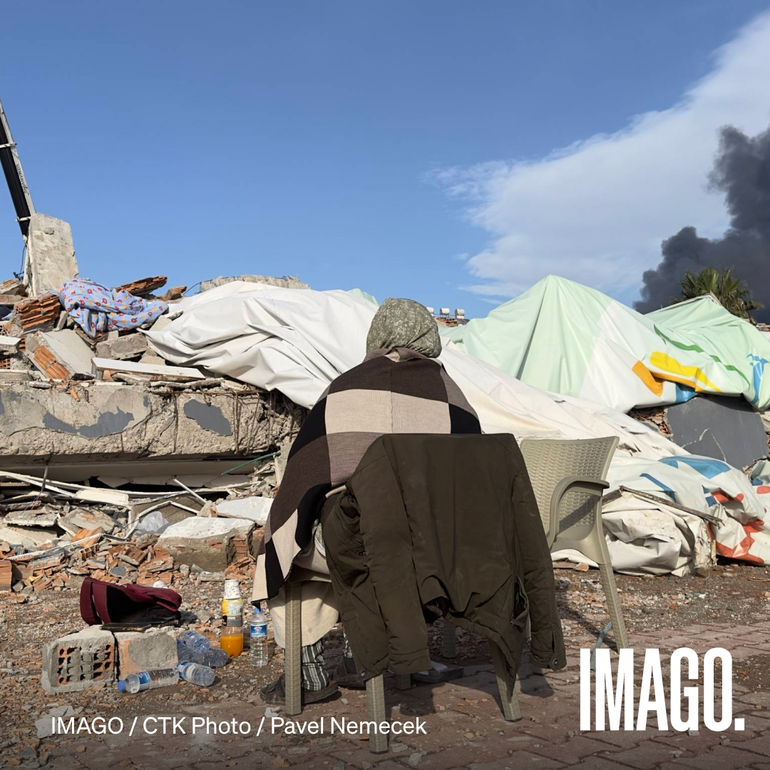 In #Turkey and #Syria, rescue teams are searching for signs of life among the debris of buildings destroyed by the earthquake. The death rate from the strongest earthquake in almost a decade now stands at over 11,000. Keep updated via the link:
bit.ly/3llocjO
#weareIMAGO